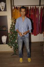 Vikram Phadnis at Nisha Jamwal_s Christmas event at Atosa in Khar on 21st Dec 2011 (22).JPG